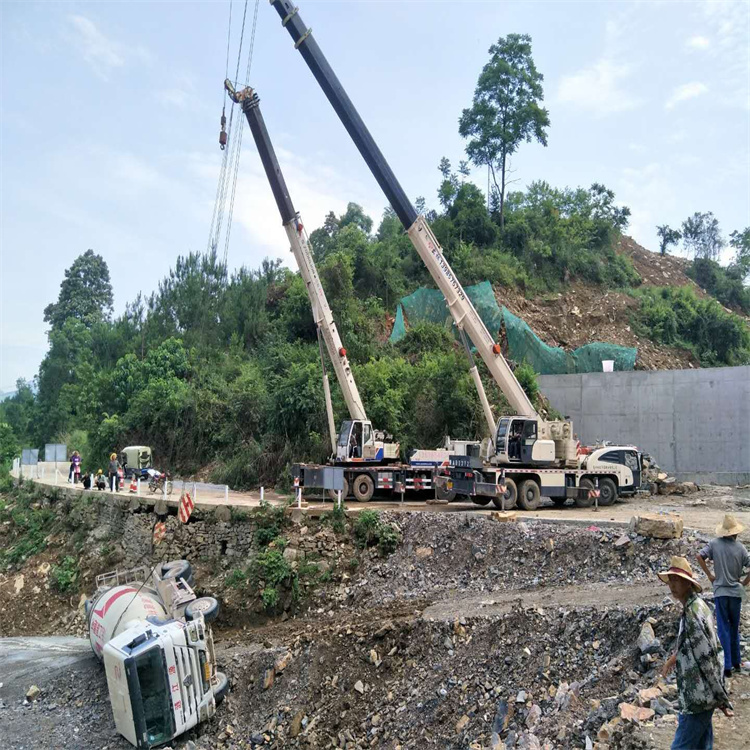 娄星汽车掉沟里叫吊车救援要多少钱